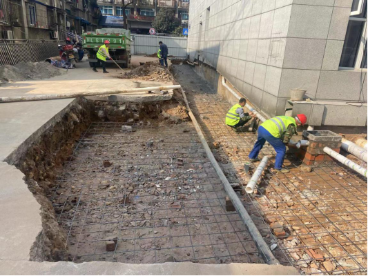 我为群众办实事：207人齐心协力整治院内地面沉降(3)298.png